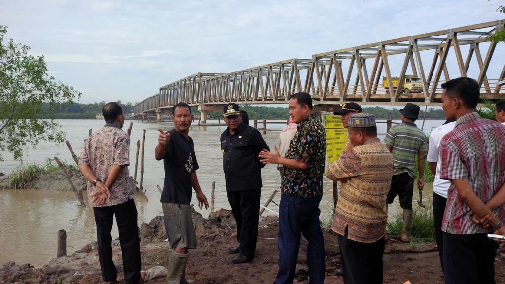 Wabup Jamiluddin Tinjau Pembangunan Turap Jembatan Jumrah