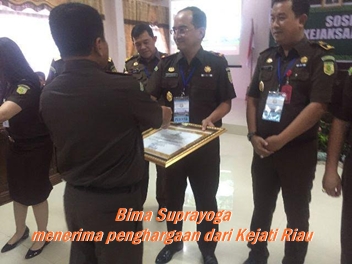 Tangani Kasus Korupsi di 2016 ,Kejari Rohil Terima Penghargaan dari Kejati Riau