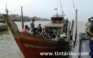 Imigrasi Priksa Nahoda dan Abk Kapal Kayu Pembawa TKI Ilega