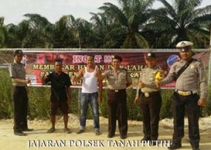 Jajaran Polsek Kec.Tanah Putih Pasang Spanduk Larangan Membakar Hutan & Lahan