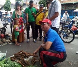 Bupati Rokan Hilir Suyatno Sapa Langsung PKL Pinggir Jalan Depan Pasar Datuk