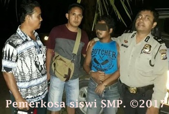 Siswi smp di indragiri hulu jadi pelampiasan nafsu ayah kandung