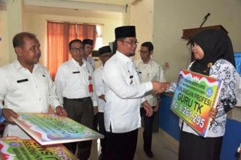 Small 26pj bupati kampar guru harus miliki sertifikasi