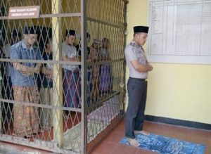 Di Rohil, Polisi jadi Imam Salat Para Napi di Penjara
