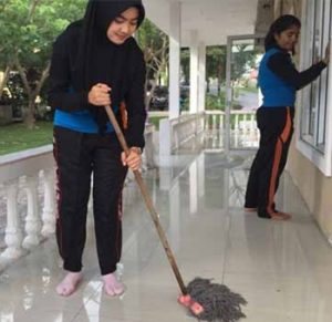 Sempena HUT Polwan, Polres Rohil Bersihkan Rumah Ibadah