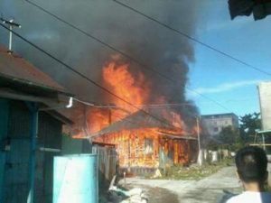 8 Unit Rumah di Rohil Ludes di jilat sijogo merah awal Pagi Tadi, Asal Api Masih Diselidiki