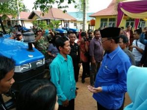 Bupati Rokan Hilir H.Suyatno ,AMp Menyerahkan Bantuan Alsintan Senilai Rp7 Miliar Pada Petani