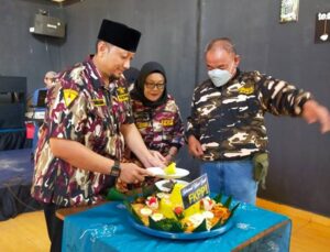 Di HUT FKPPI YANG KE -43 TAHUN , Ketua Dan Pengurus beserta Anggota Melakukan pemotongan Tumpeng , berbagi sembako