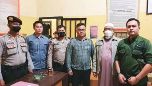 Plt.Kejari Dumai Dzakiyul Fikri,SH,MH  Melalui Kasi Intelijen Devitra Romiza,SH, Tim Tabur Amankan Terpidana Riduan Bin H.Moh.Nil Di Jl.Arifin Ahmad Kota Dumai