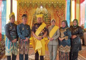Kunker ke Rohil, Danrem 031 Wira Bima Terima Gelar Adat Datuk Panglimo Lelo Mudo Dari LAM Rohil