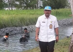 Bapak Suwandi Kadis LHK Rohil , Pantau Langsung Penataan Taman dan Parit Pinggir Sungai Rokan