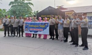Kapolsek Dumai Barat AKP Syahrizal. SH.,MH.,M.Si., Dan Ibu Bhayangkari Beserta Jajaran Berbagi Takjil