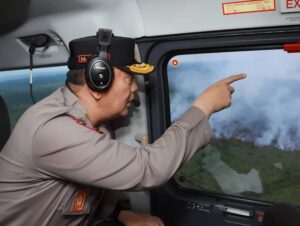 Kapolda Riau Irjen Mohammad Iqbal Turun Langsung Padamkan Api , Pastikan Karhutla Di Perbatasan Kota Dumai Dan Kab.Bengkalis Dapat Teratasi