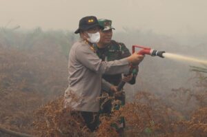 TNI Dan Polri Bersinergi , Dalam Upaya Percepatan Pendinginan Karhutla Di Kota Dumai