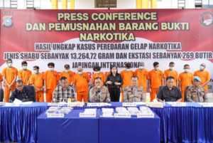 Polda Riau Musnahkan 13 Kg Sabu serta 269 Pil Ektasi Milik 15 Orang Kurir Jaringan Internasional