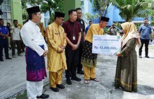 Bupati Rohil Afrizal Sintong.S.IP. Di dampingi Sekda Rohil Serahkan Santunan BPJS ketenagakerjaan Kepada Keluarga Alm.Epi Sugianto Peg.Satpol PP