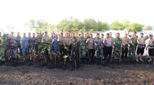 Wujud Sinergitas TNI – Polri Partisipasi, Mangrove For Better Life di Pantai Salam Lestari Kel.Guntung Kec.Medang Kampai Kota Dumai