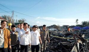 Bupati Rohil Afrizal Sintong.S.IP.,  Bagikan Bantuan Kepada 33 KK Korban Kebakaran di Pujud