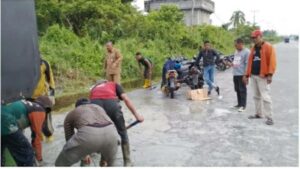 Atasi Banjir Yang Terjadi di Kota Bagansiapiapi dan sekitarnya, DLH ROHIL Turunkan Puluhan Satgas