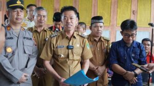 Pantau Langsung Proses Pilpeng, Bupati Rohil Ajak Masyarakat Dukung Penghulu Terpilih