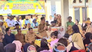 Bupati Rohil Salurkan BLT Secara Simbolis, Akan Dibayarkan 6 Bulan Sekaligus
