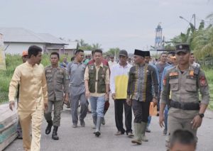 Kunjungi Masyarakat Terdampak Banjir, Bupati Serahkan Bantuan Sembako