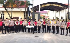 Polres Dumai membagikan ratusan takjil kepada masyarakat Kota Dumai