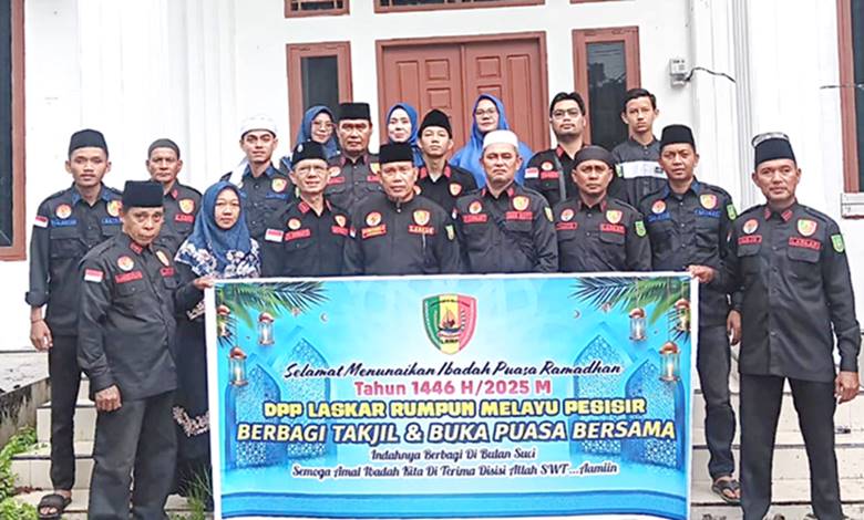 Panglima Besar Datuk.H.M.Danial Effendi Beserta DPP Laskar RMP  Berbagi 1000 Takjil Buat Masyarakat Kota Dumai