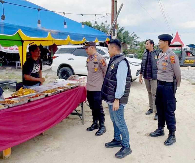 Untuk Kenyamanan Dan ketertiban selama bulan Ramadan, Polsek Bukit Kapur Melaksanakan Patroli Jalan Kaki Di Pasar Ramadan