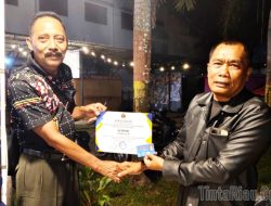 Plt Ketua PWI Rohil H. Yanfaizal Menyerahkan Sertifikat Dan KTA PWI Prov.Riau Kepada 6 Orang Peserta Dari Rohil